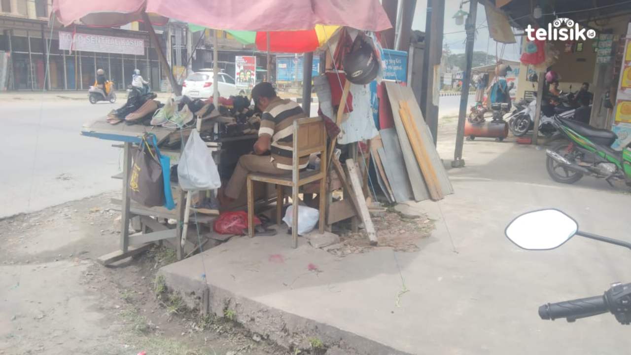Foto Humanis: Rejeki dari Memperbaiki Sepatu