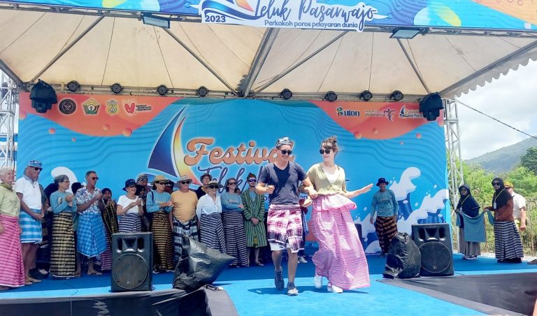 Heboh, Turis Kenakan Sarung Buton Ikut Fashion Show