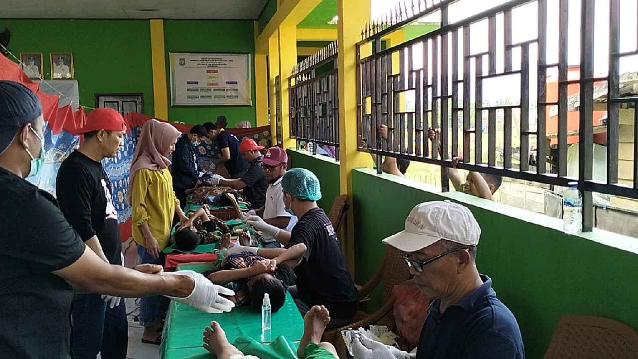 LA Center dan Tim Pemenangan Ganjar Sulawesi Tenggara Gelar Baksos