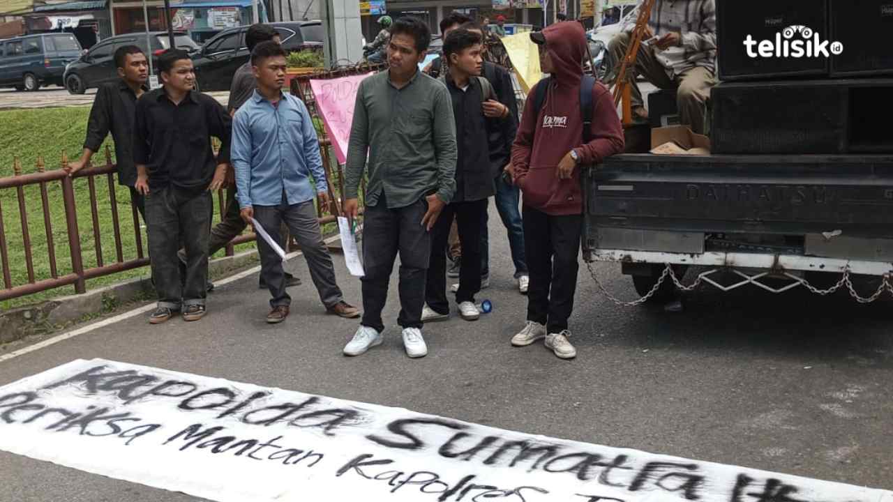Mahasiswa Demo Polda Sumatera Utara Desak Periksa Seluruh Kades Kasus Bimtek