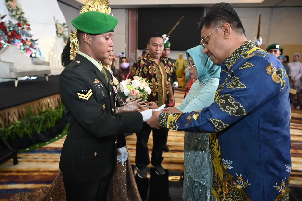 Merakyat, Ketua DPRD Wakatobi Hadiri Pernikahan Anggota TNI