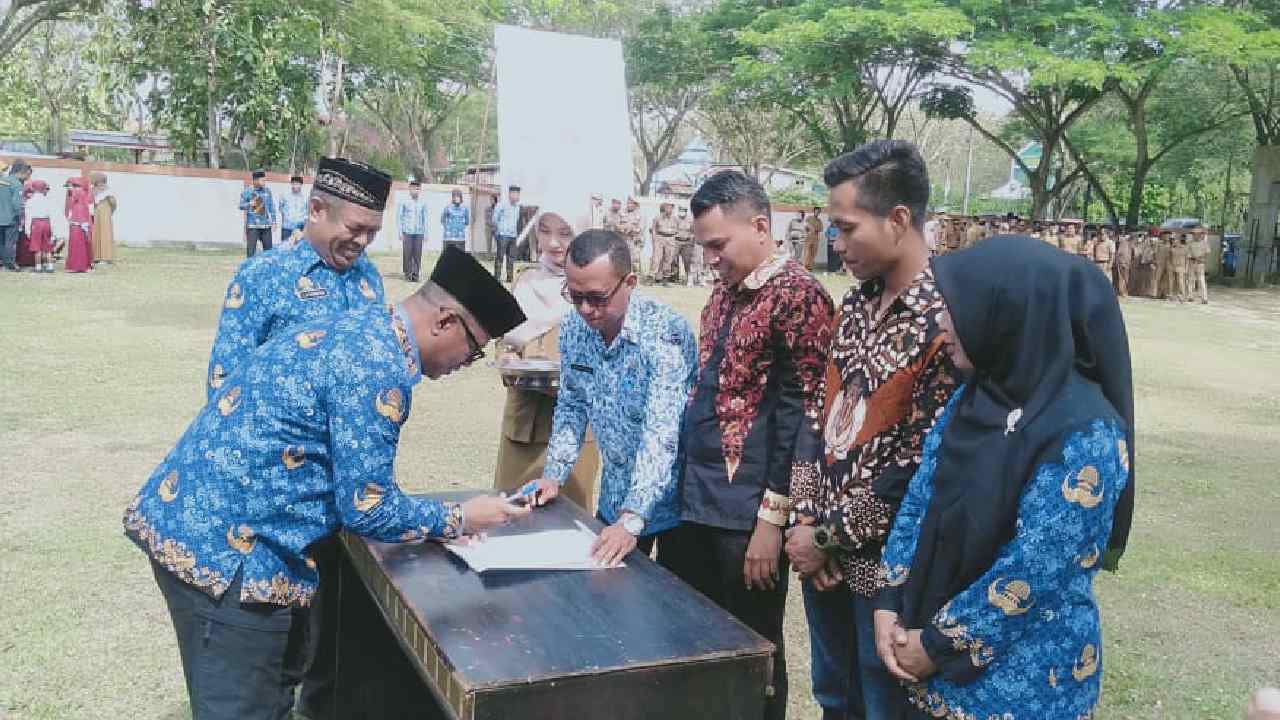 Pemda Muna Barat Serahkan Mobil Dinas untuk Bawaslu