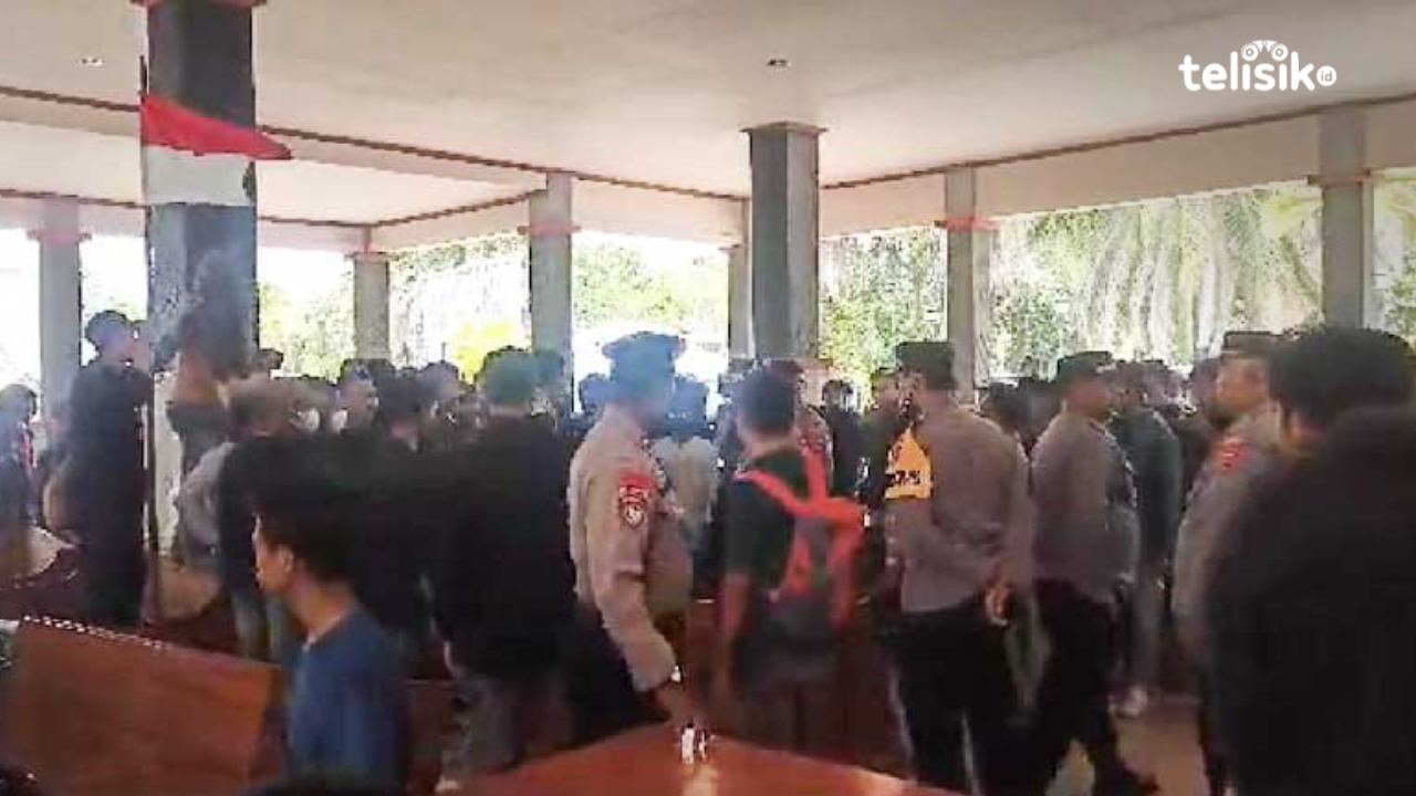 Ratusan Massa Geruduk DPRD Sulawesi Tenggara Desak Pihak Syabandar Molawe dan PT Antam Diperiksa
