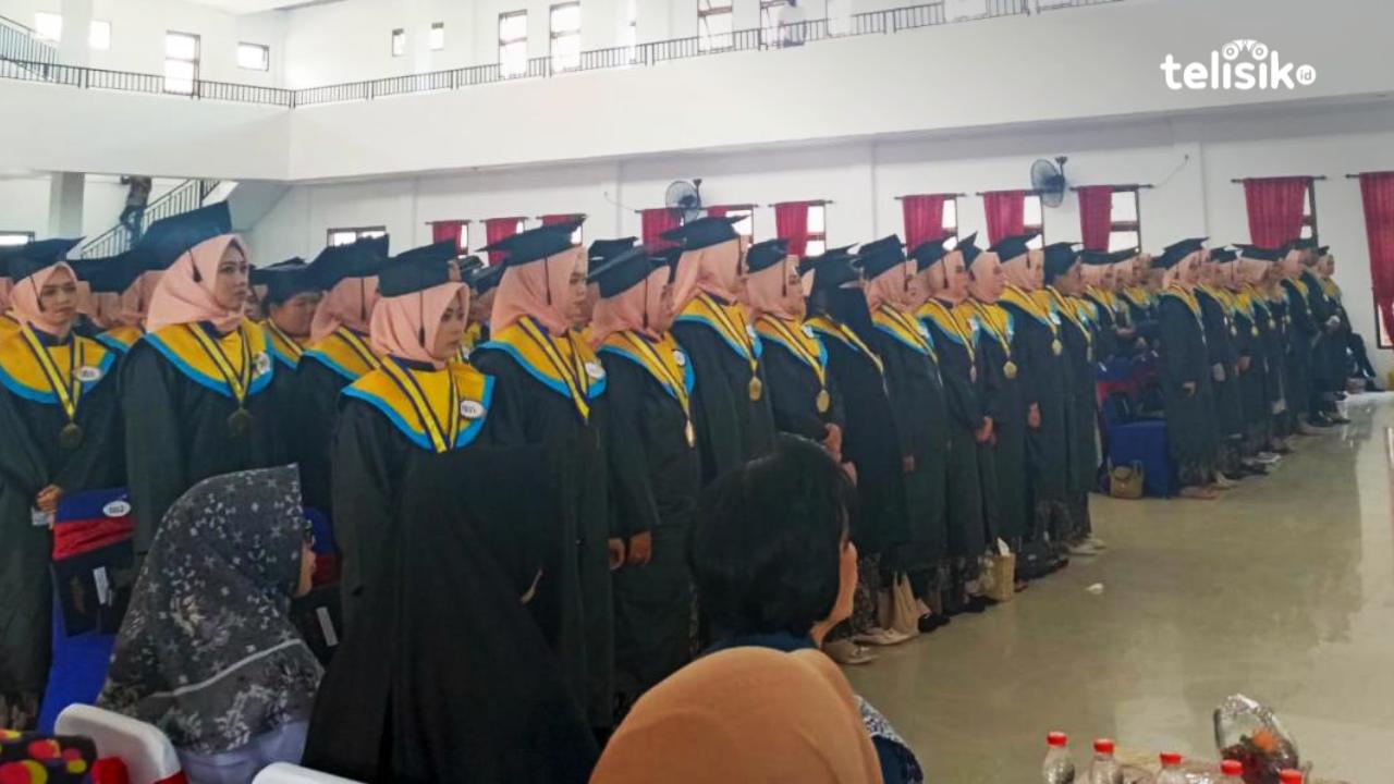 Stikes Pelita Ibu Wisuda Ratusan Mahasiswa, Ini Pesan Kepala LLDIKTI