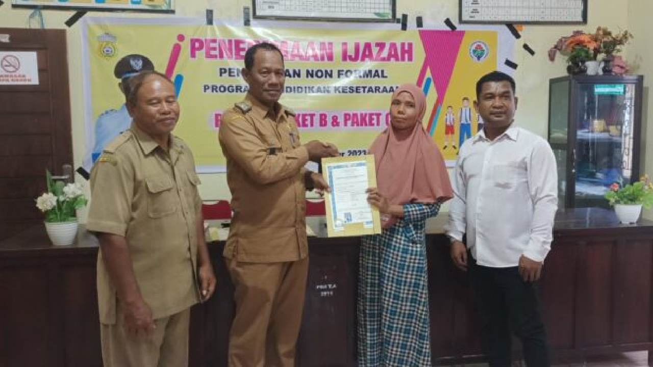 Tak Terkendala Usia, Warga di Buton Terima Ijazah Paket A, B, C