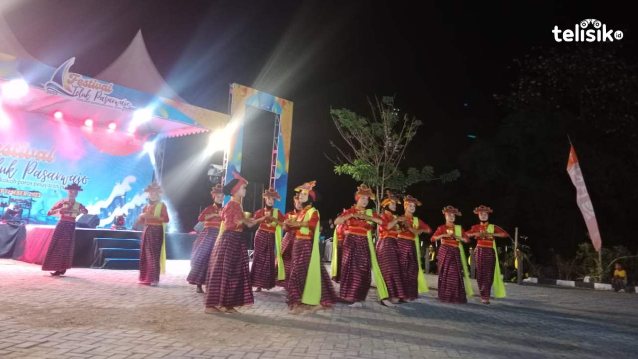 Tari Lawati dan Ponare Pukau Peserta Sail to Indonesia di Malam Festival Teluk Pasarwajo
