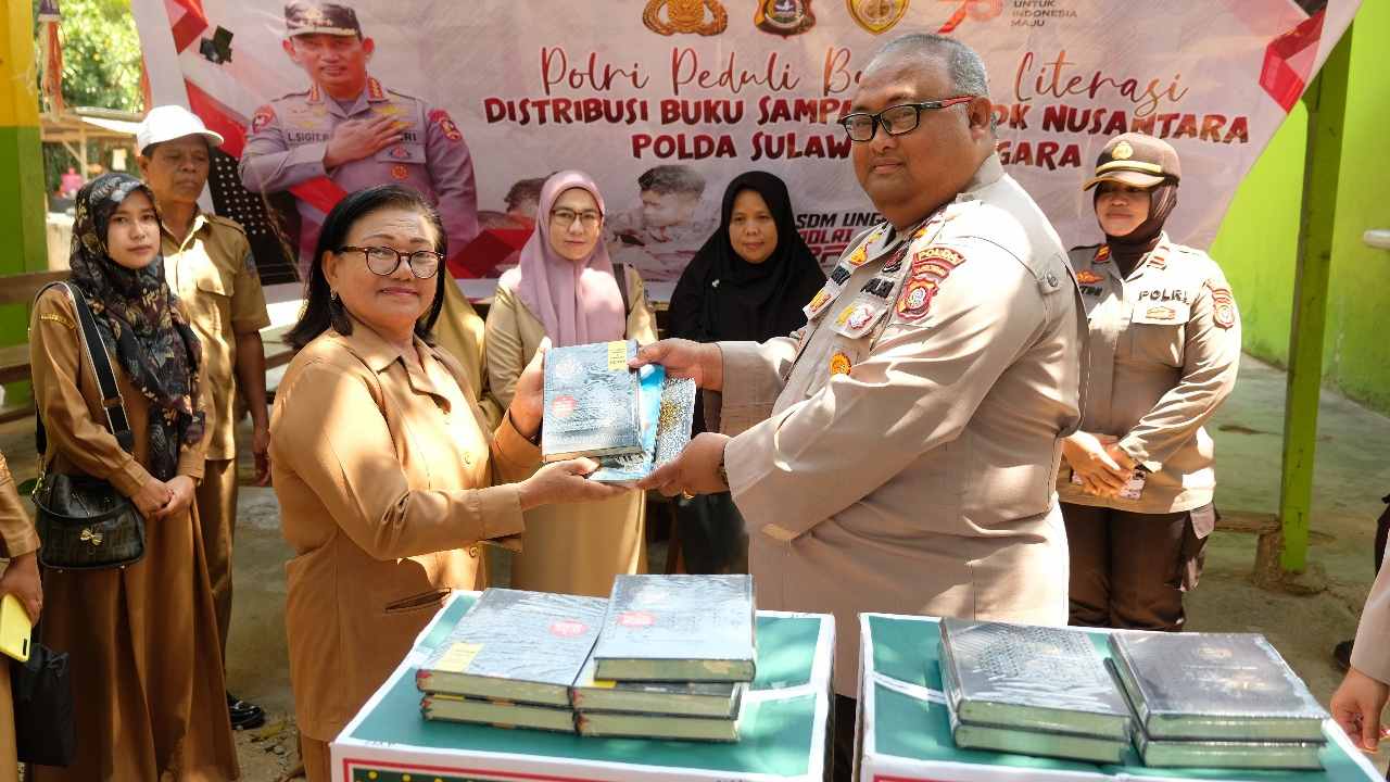 Tingkatkan Minat Baca, Polda Sulawesi Tenggara Bagi 3265 Buku ke Pelosok