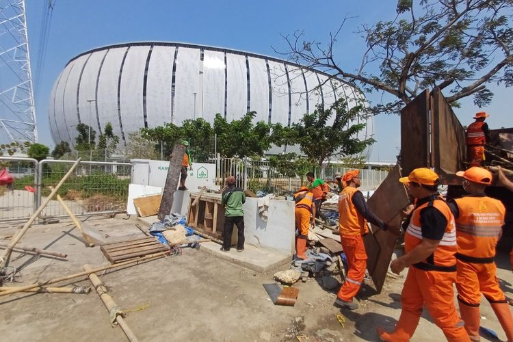 Warga Kampung Bayam Akhirnya Tinggalkan Jakarta International Stadium