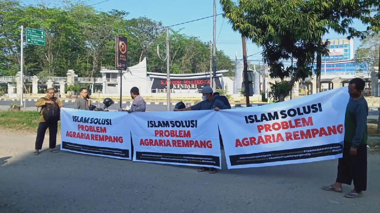 Warga Kendari Bentang Spanduk Batalkan Proyek Rempang Eco City