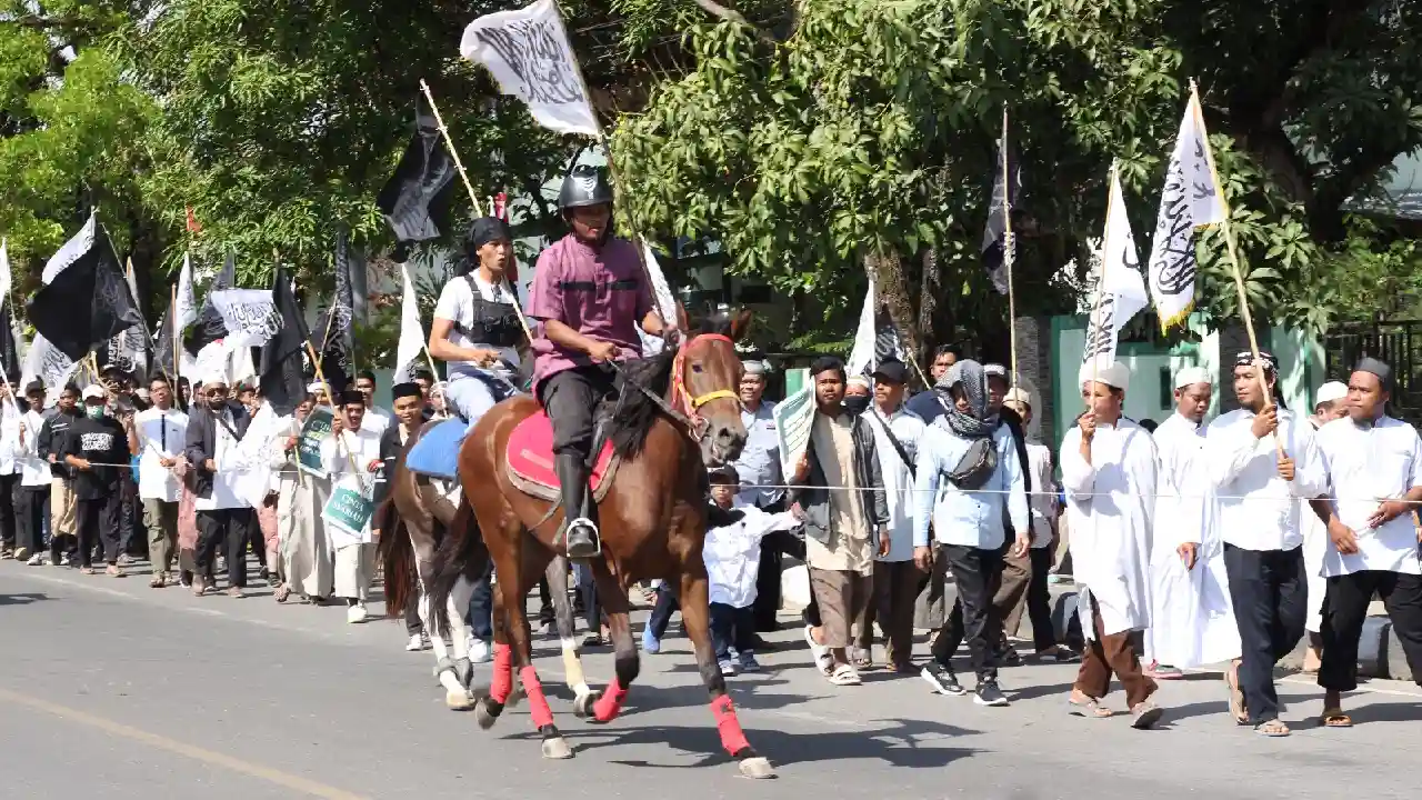 Ratusan Warga Kendari Semarakkan Maulid Nabi dengan Pawai Bendera Tauhid