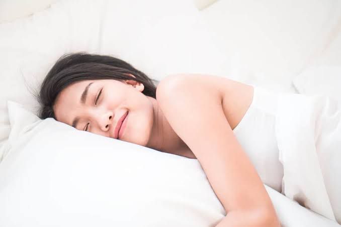Benarkah Tidak Memakai Bra saat Tidur Membuat Payudara Kendur?