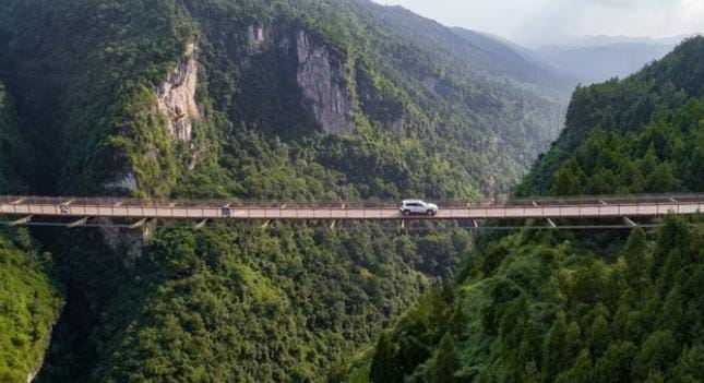 China Bangun Jembatan Tali Besi Hubungkan Dua Gunung di Chongqing Tanpa Tiang