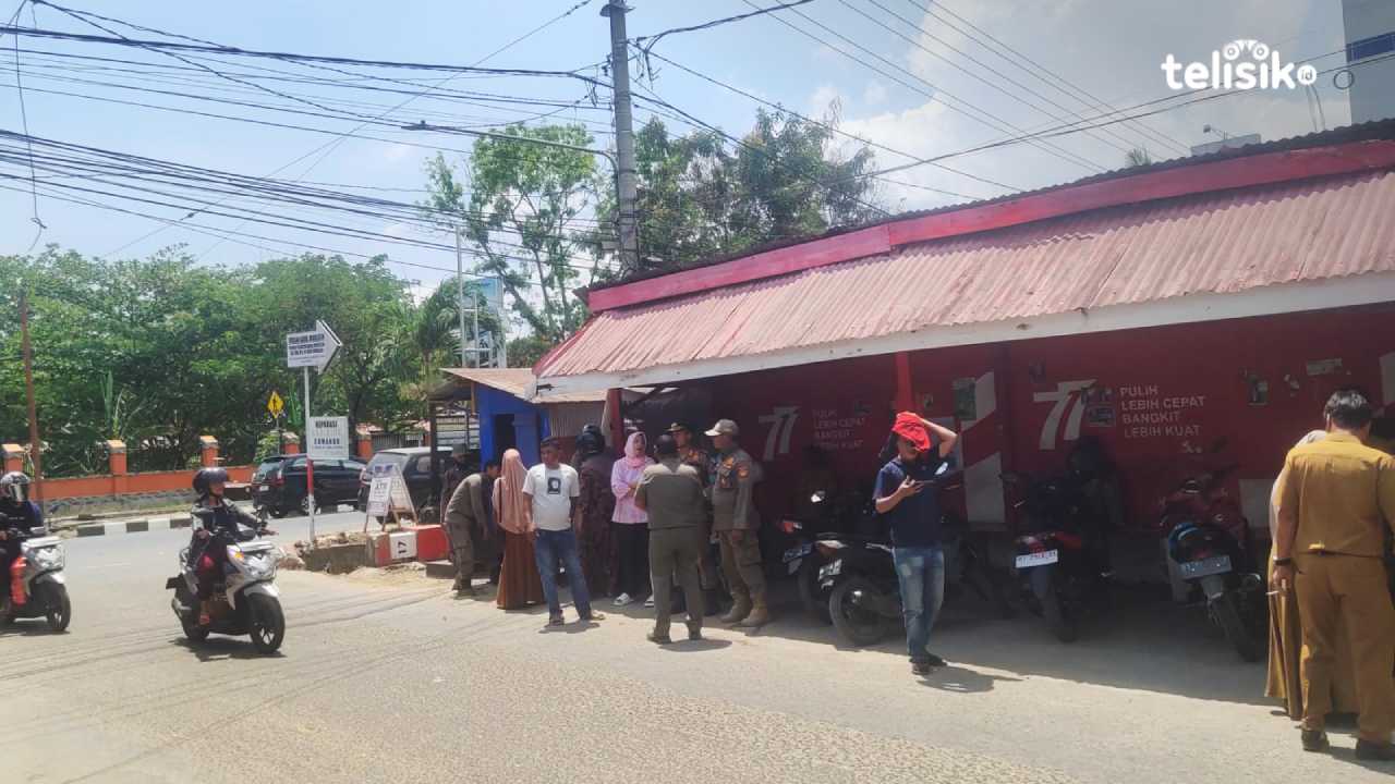 Dibangun di Bahu Jalan, Lapak Pedagang di Kelurahan Kadia Ditertibkan