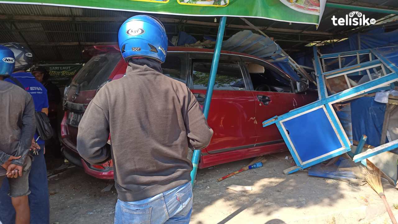 Diduga Ngantuk Berat Minibus Hancurkan Lapak Warga di Kendari Beach