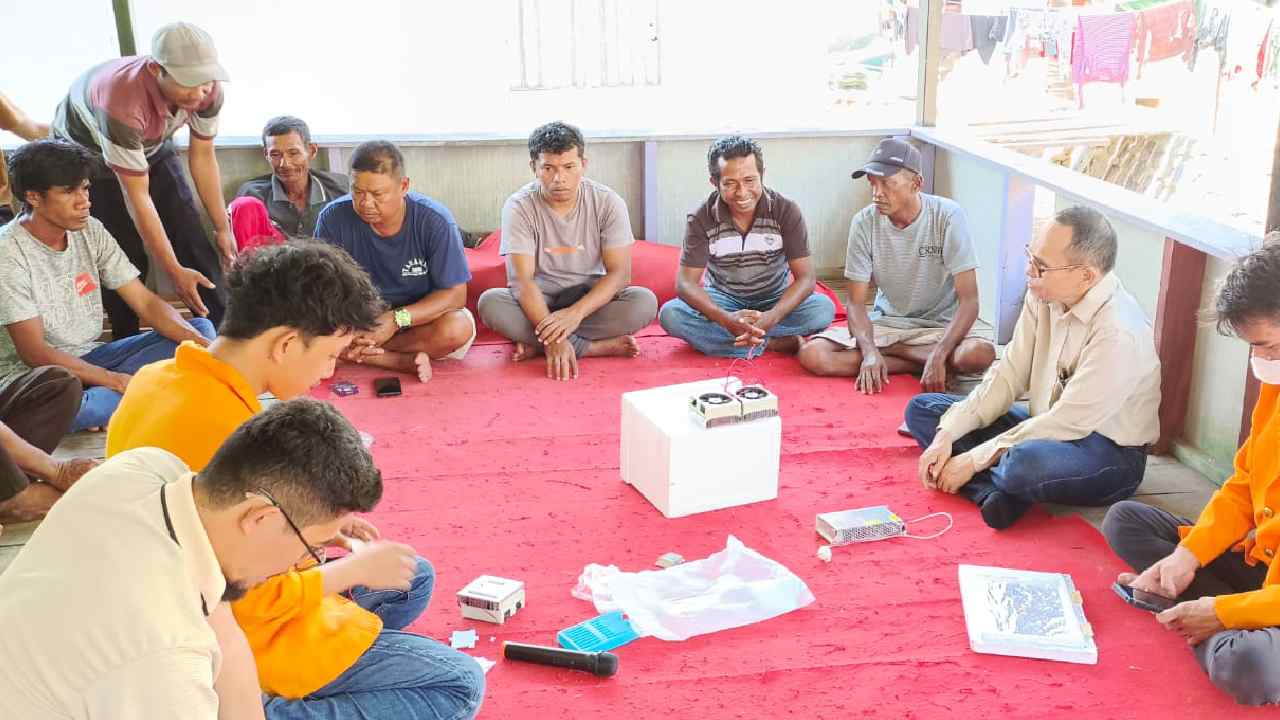 Dosen UHO Bimbing Pembuatan Cool Box Portabel untuk Nelayan