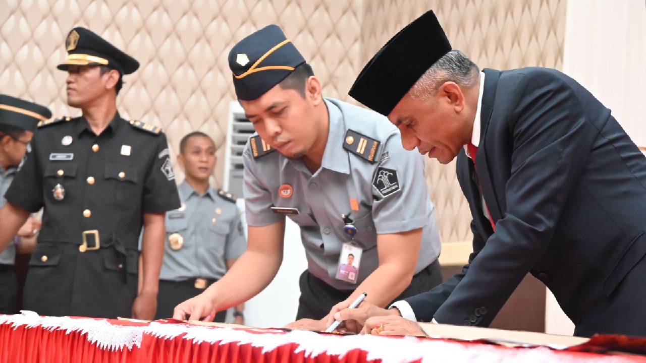 Kakanwil Kemenkumham Sulawesi Tenggara Lantik 1 Pejabat Administrasi, 5 PPNS dan 31 Notaris