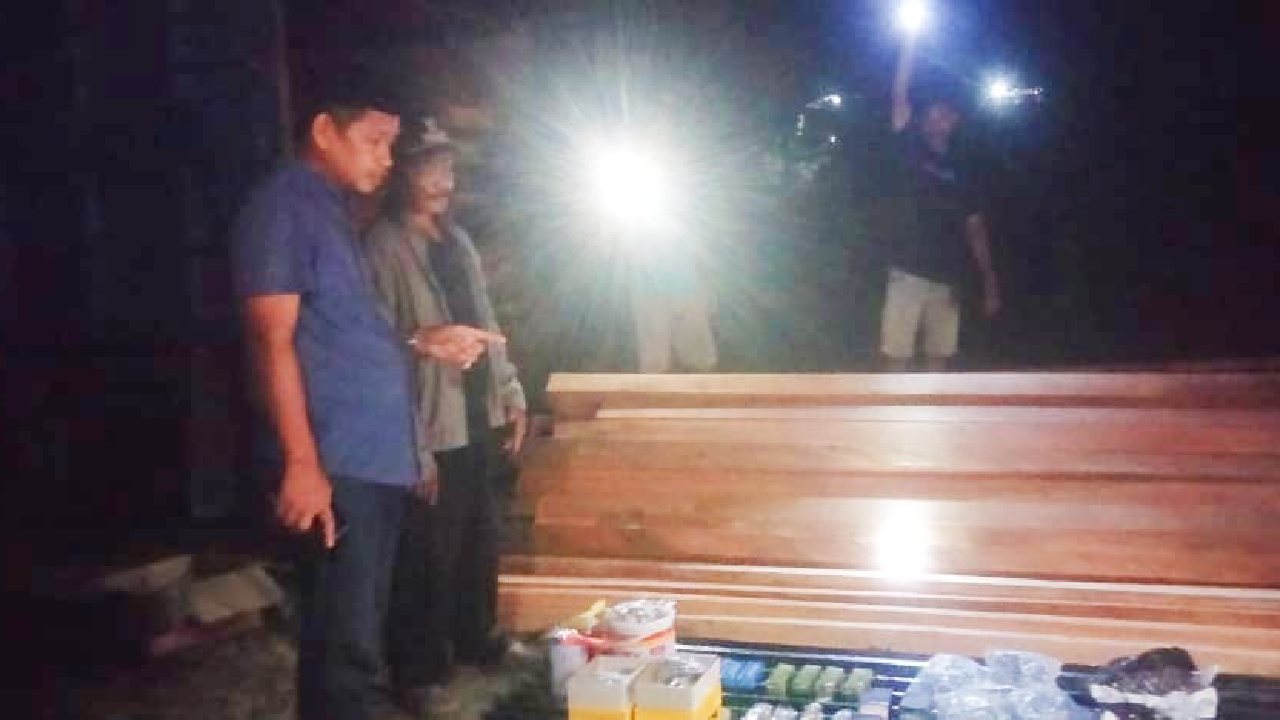 Pemda Kolaka Timur Salurkan Bantuan ke Warga Iwoimenggura yang Alami Kebakaran