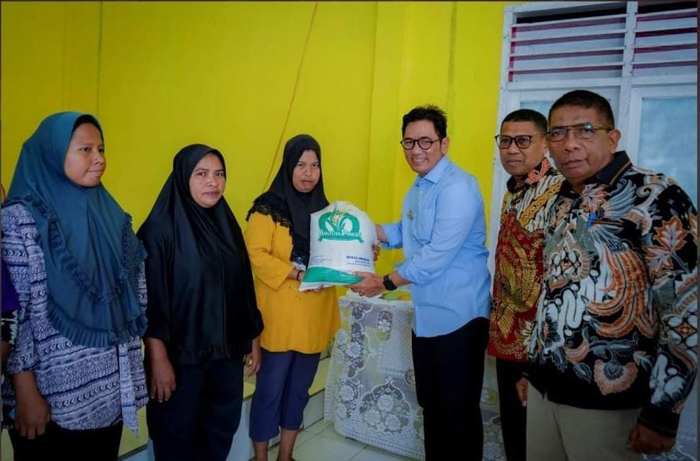 Pj Bupati Buton Tengah Salurkan Beras Cadangan Pangan ke Warga