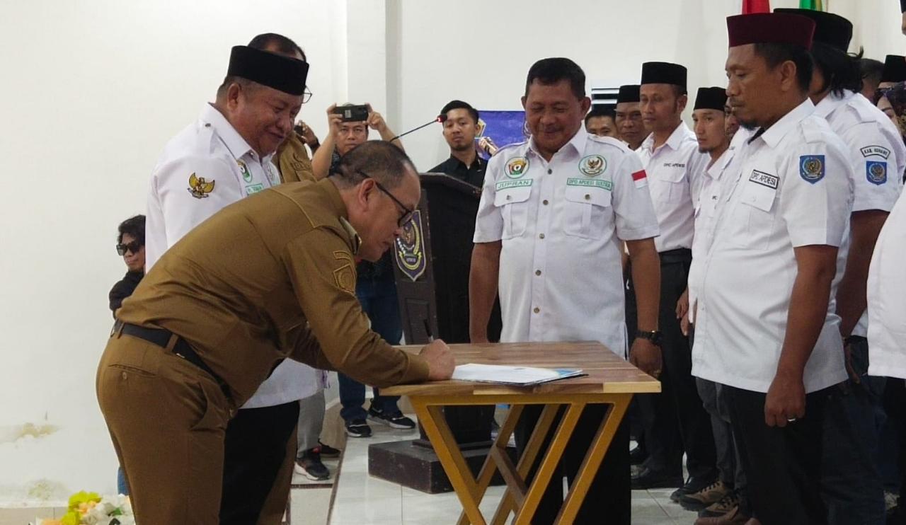 Pj Bupati Harmin Ramba Kukuhkan DPC Apdesi Konawe
