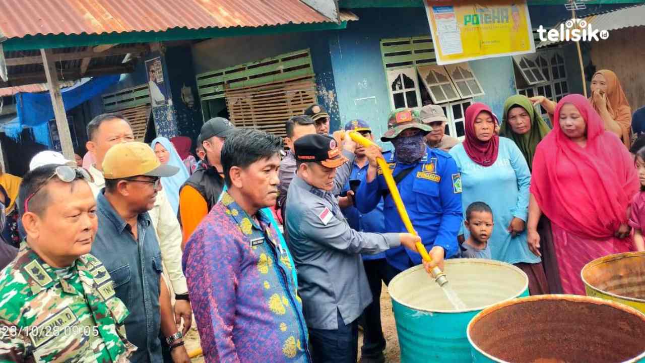 Pj Bupati Konawe Salurkan Air Bersih dan Beras di Kecamatan Lalonggasumeeto