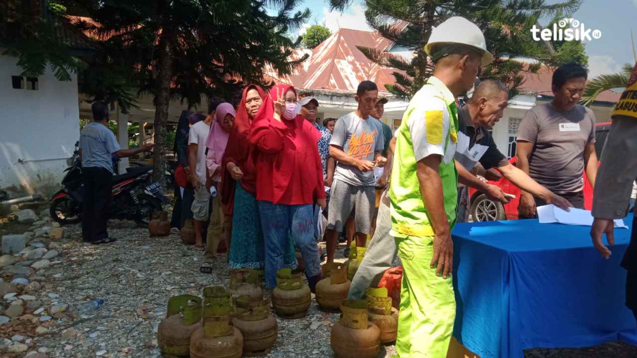Puluhan Warga Kolaka Utara Berebut Elpiji Melon dalam Operasi Pasar, PNS Dilarang Beli