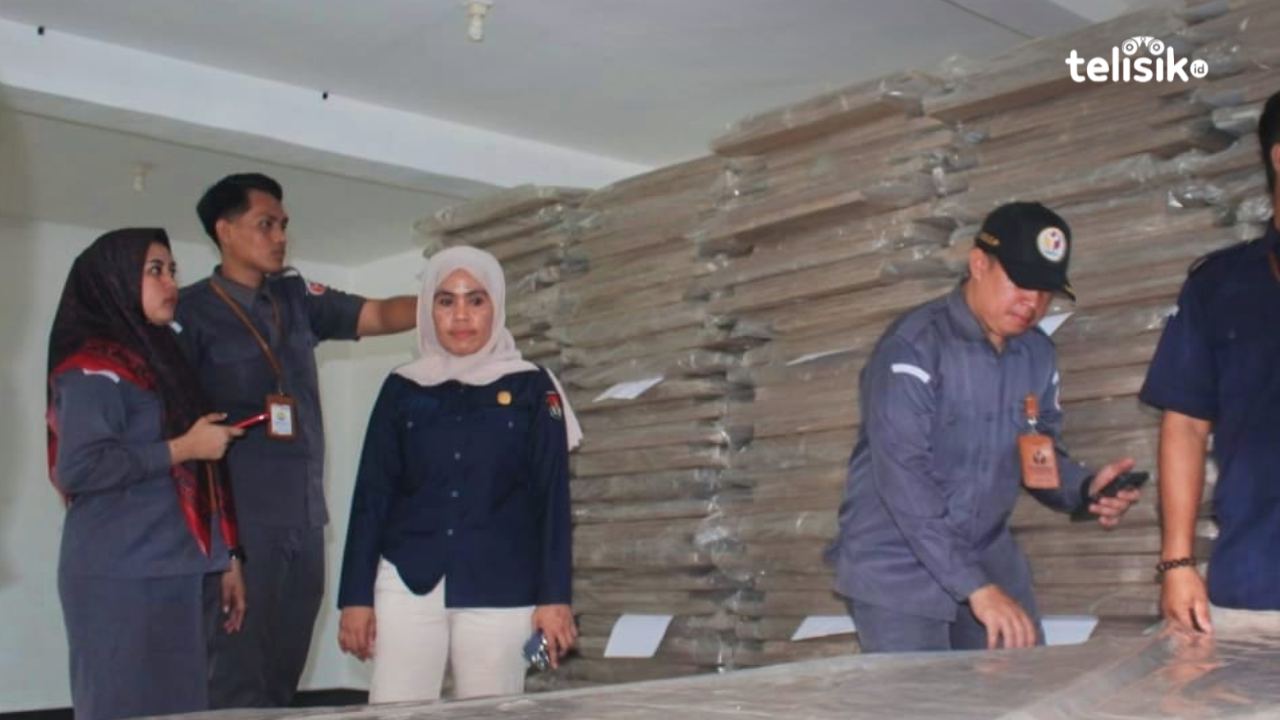 Ribuan Bilik Suara Pemilu 2024 Tiba di KPU Kolaka Utara