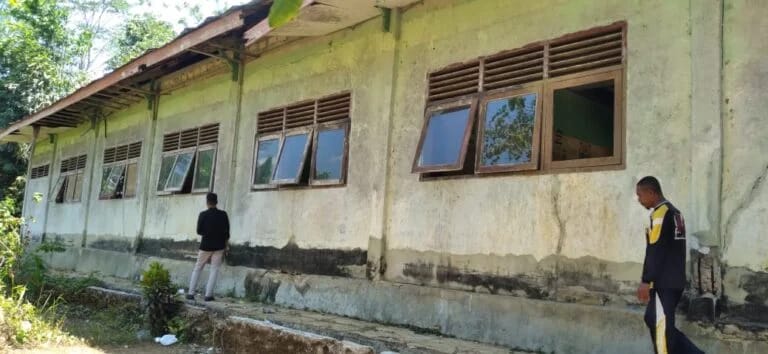 Ruang Kelas SDN 78 Buton Rusak Parah, DPRD Minta Pemda Lakukan Perbaikan