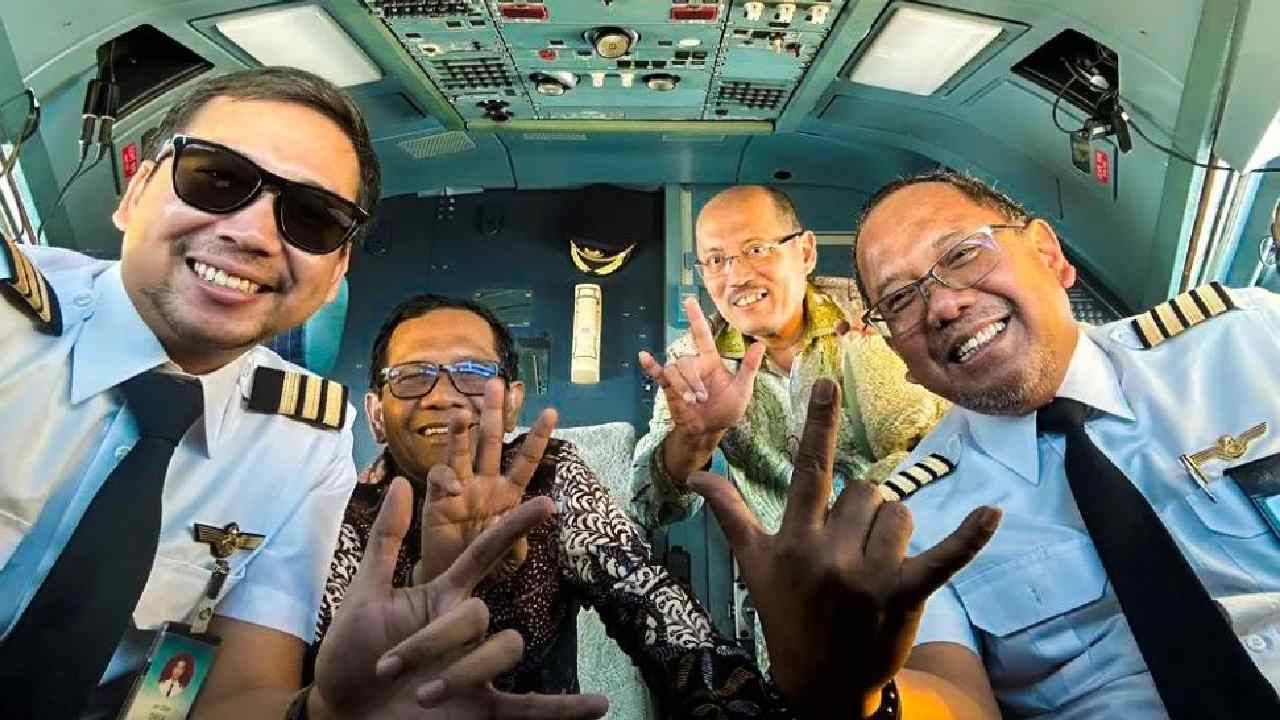 TPN Sebut Pose Tiga Jari Mahfud Bareng Pilot Garuda Indonesia Bagian Pesta Demokrasi