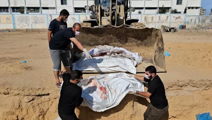 Tembus 11.000 Orang dan Minim Fasilitas, Jenazah di Palestina Diangkut Ekskavator