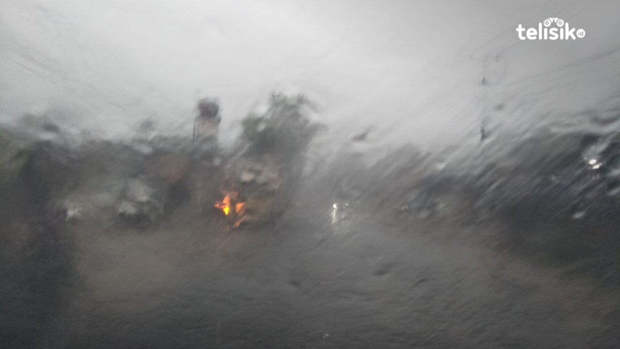 Angin Kencang dan Petir Warnai Hujan Perdana di Kota Kendari