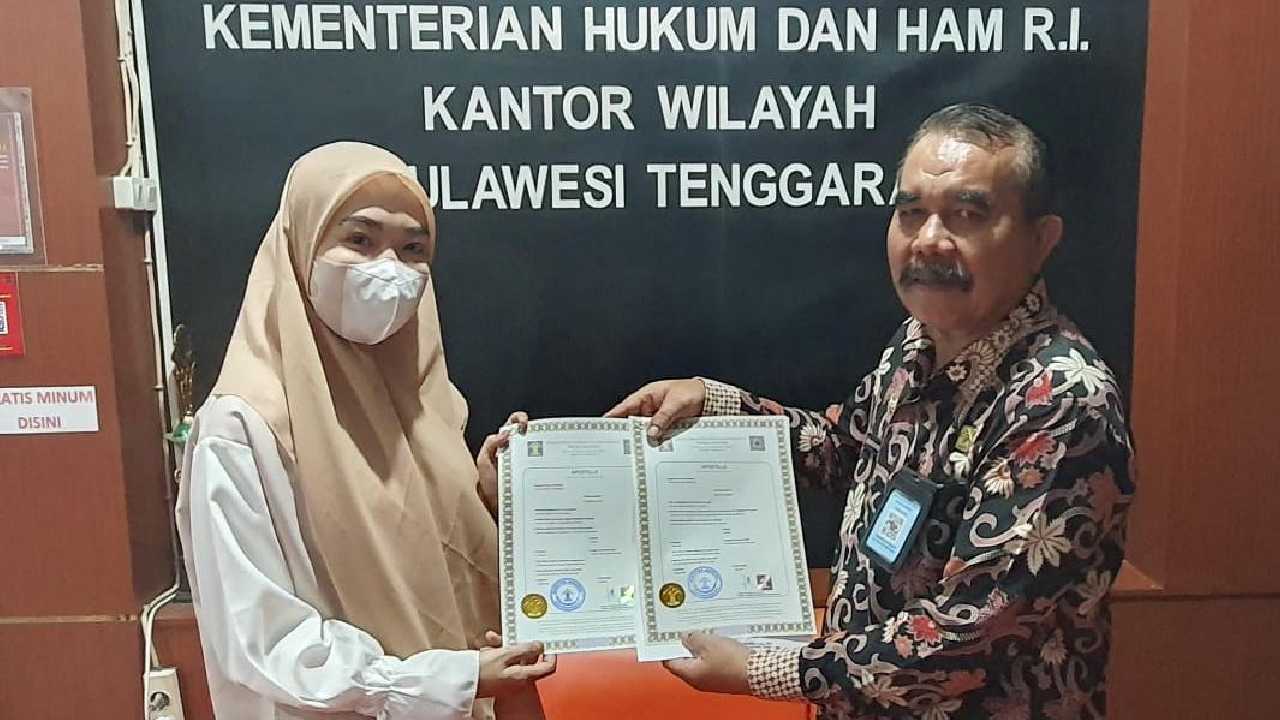 Fasilitasi WNI Menikah di China, Kanwil Kemenkumham Sulawesi Tenggara Serahkan Sertifikat Apostille