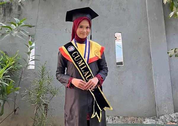 Inan Fauziyah Asal Kabupaten Konawe jadi Wisudawan Terbaik UHO Kendari