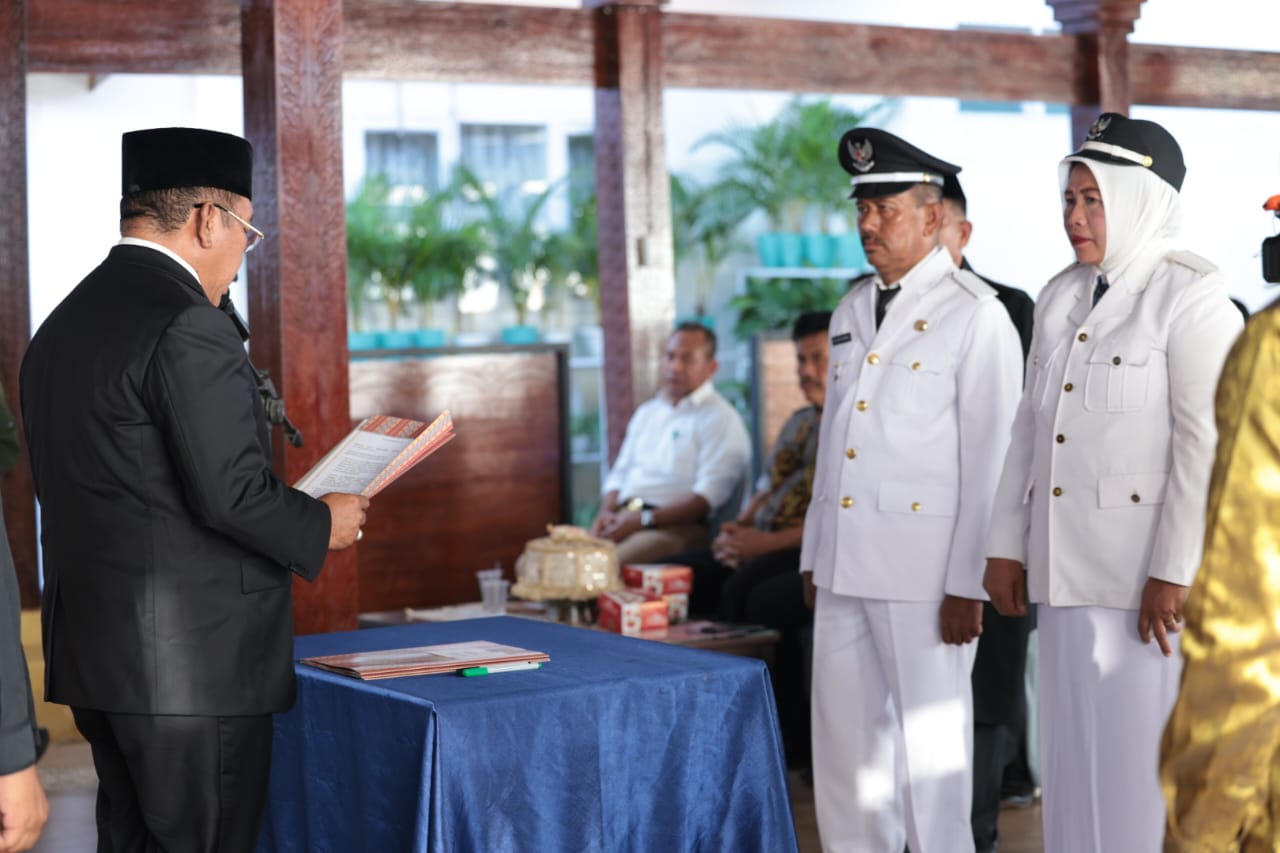 Lantik Dua Pj Kades, Pj Bupati Bombana Ingatkan Jaga Netralitas Jelang Pemilu 2024