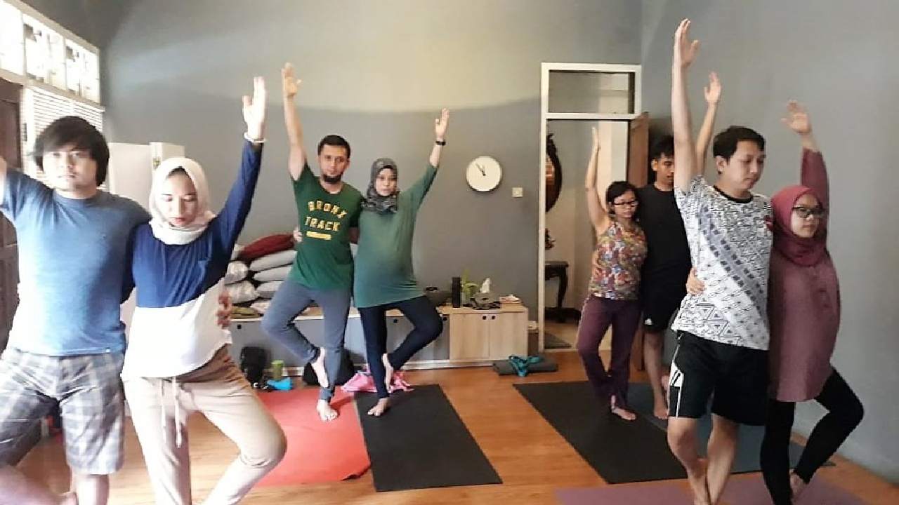Manfaat Prenatal Yoga Ibu Hamil bersama Suami