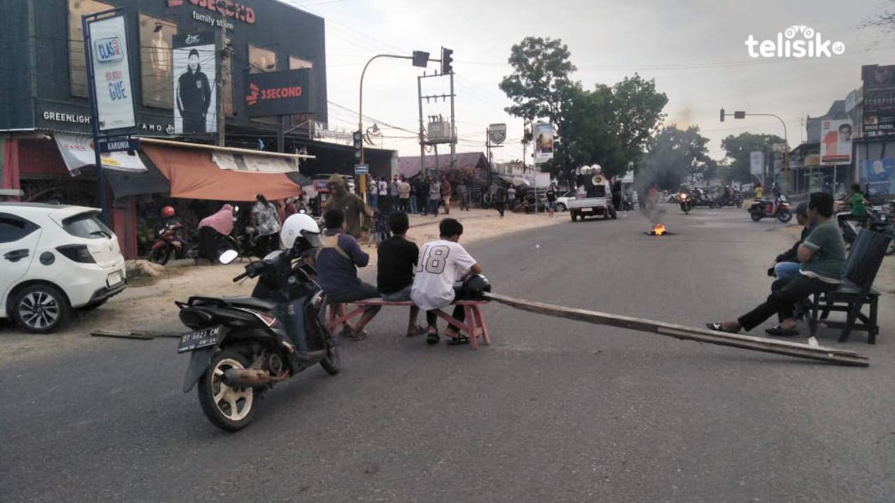 Massa Blokade Jalan Saranani Kendari, Tuntut Polisi Segera Tangkap Pembunuh Juru Parkir