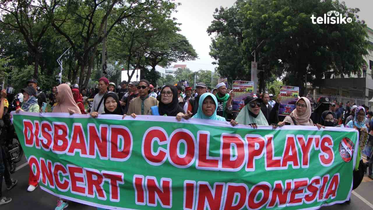 Penonton Antre Sejak Siang di GBK, Massa Geranati LGBT Tolak Konser Coldplay dan Salat di Jalan