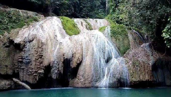 Permandian Kalima-lima Moolo Muna Tawarkan Air Terjun di Atas Batu Tersusun Lima
