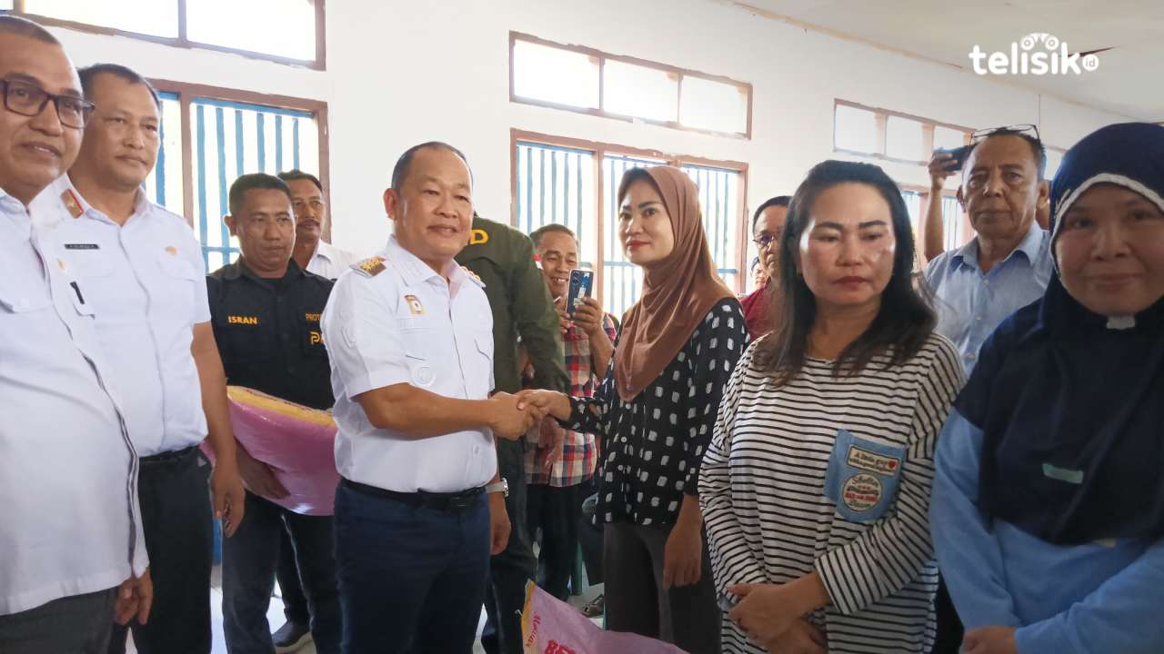 Pj Bupati Konawe Salurkan Beras di Desa Punggaluku Abuki Guna Tekan Inflasi