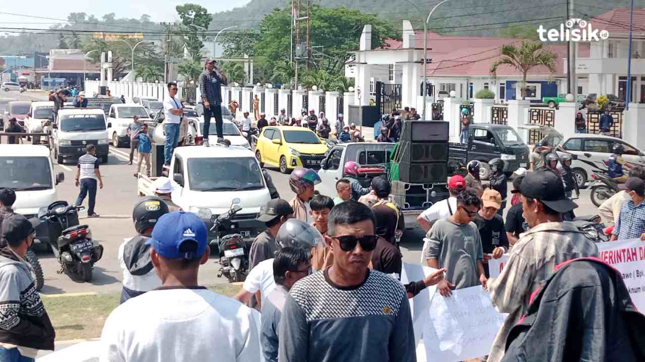 Ratusan Masyarakat Demo Dukung Kinerja Pj Bupati Konawe