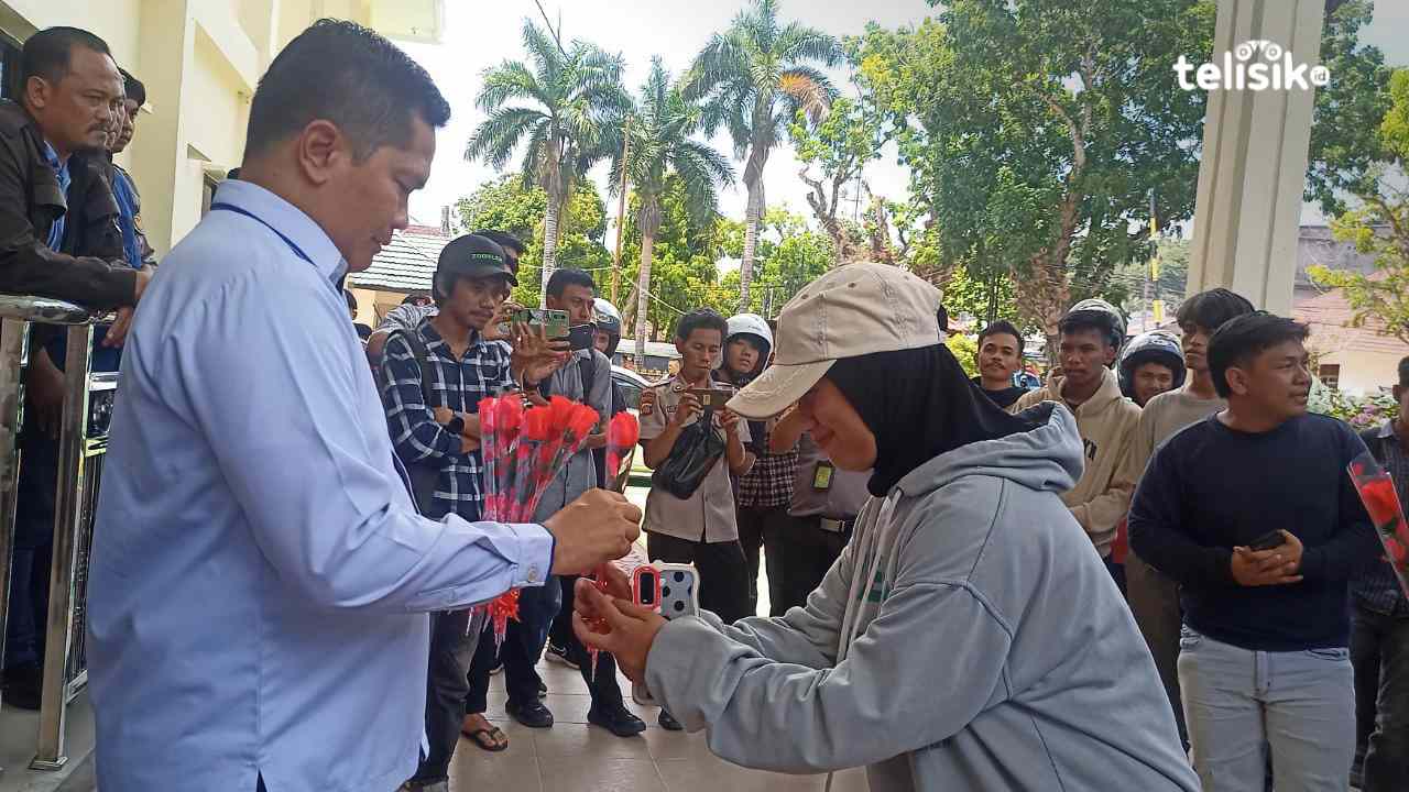 Sambangi PN Kendari Puluhan Mahasiswa Teriakan Dukungan dengan Setangkai Mawar Merah