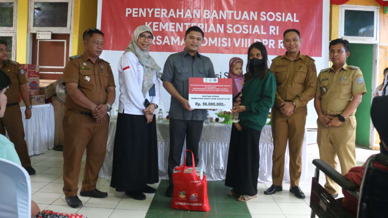 Kementerian Sosial bersama Anggota Komisi VIII DPR RI Menyerahkan Bantuan Sosial senilai 100 Miliar lebih di Kabupaten Konawe