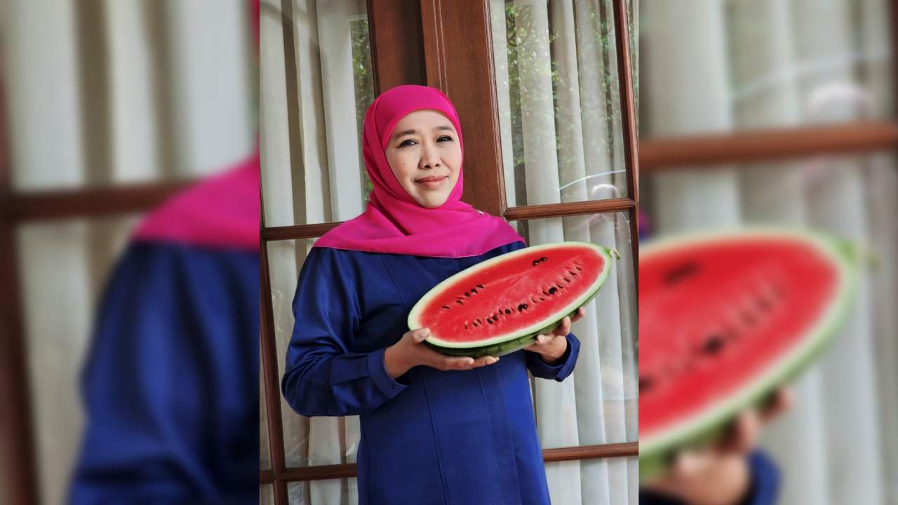 Unggah Foto Bawa Semangka, Ini Cara Khofifah Dukung Perjuangan Palestina