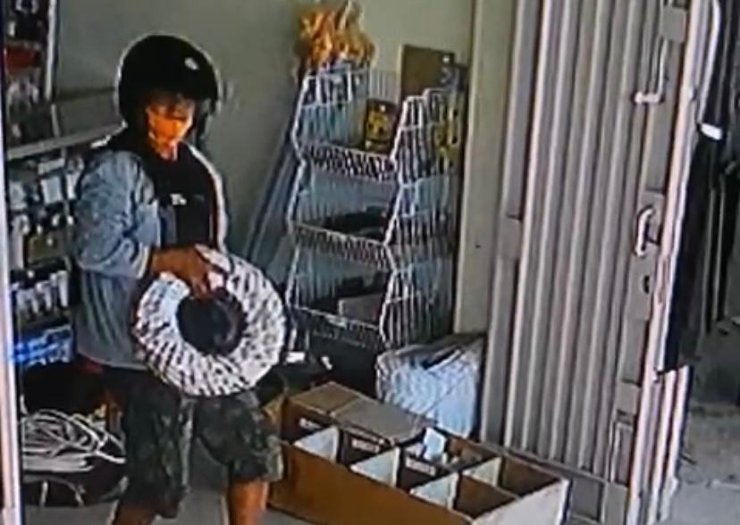 Viral, Pencuri Kabel di Baubau Terekam CCTV