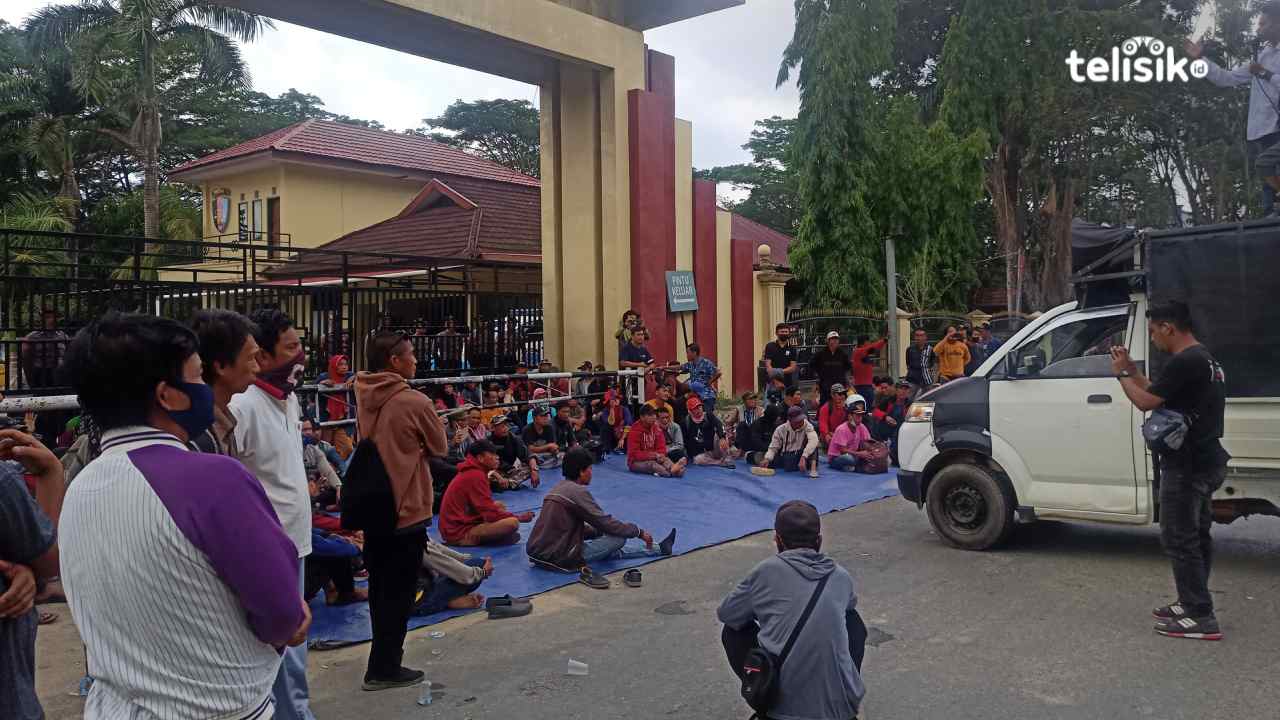 Warga Angata Konawe Selatan Demo Polda Sulawesi Tenggara, Tuntut Bebaskan Petani yang Ditahan Dinilai Tak Prosedural
