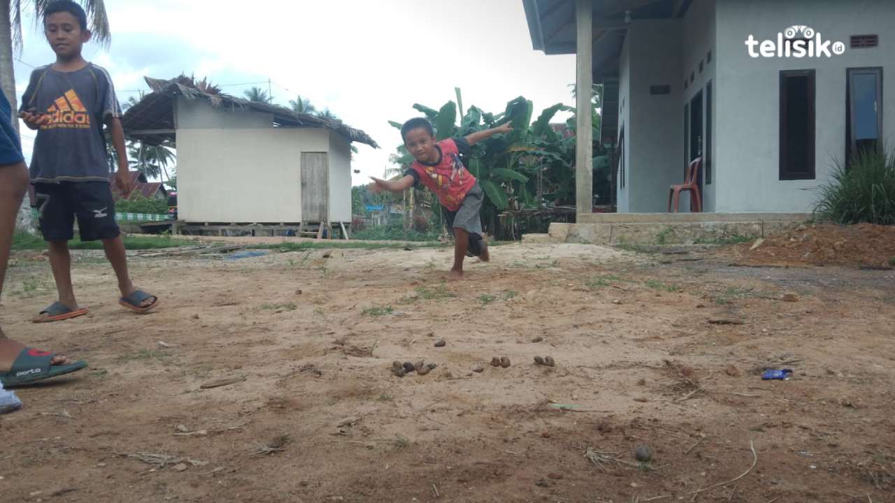 Anak-Anak di Konawe Utara Lebih Memilih Main Gadget, Permainan Mepido di Ambang Kepunahan