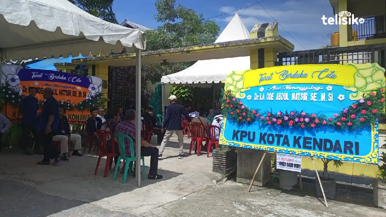 Begini Suasana Rumah Duka Mendiang Mantan Ketua KPU Sulawesi Tenggara La Ode Abdul Natsir