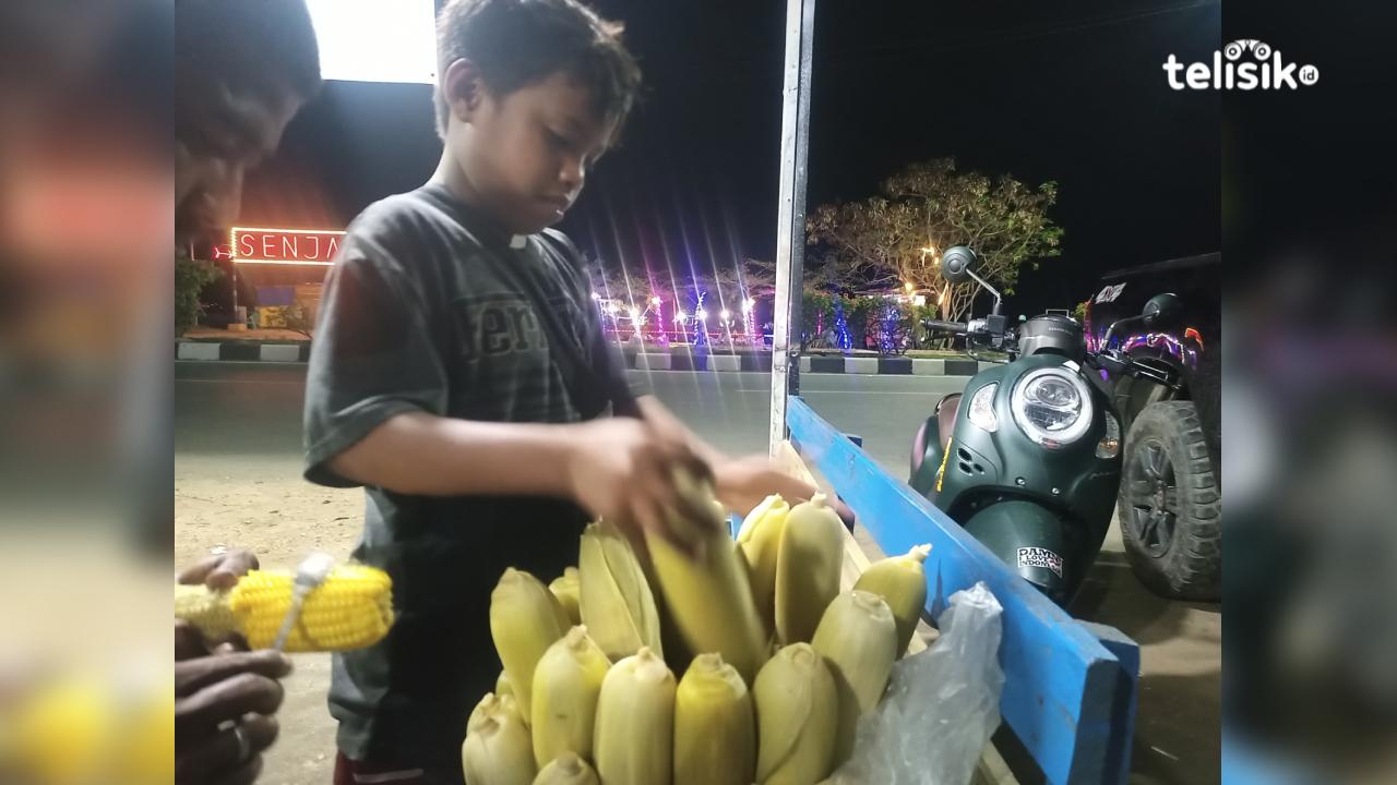 Bocah Penjual Jagung Rebus, Putus Sekolah Demi jadi Tulang Punggung Keluarga