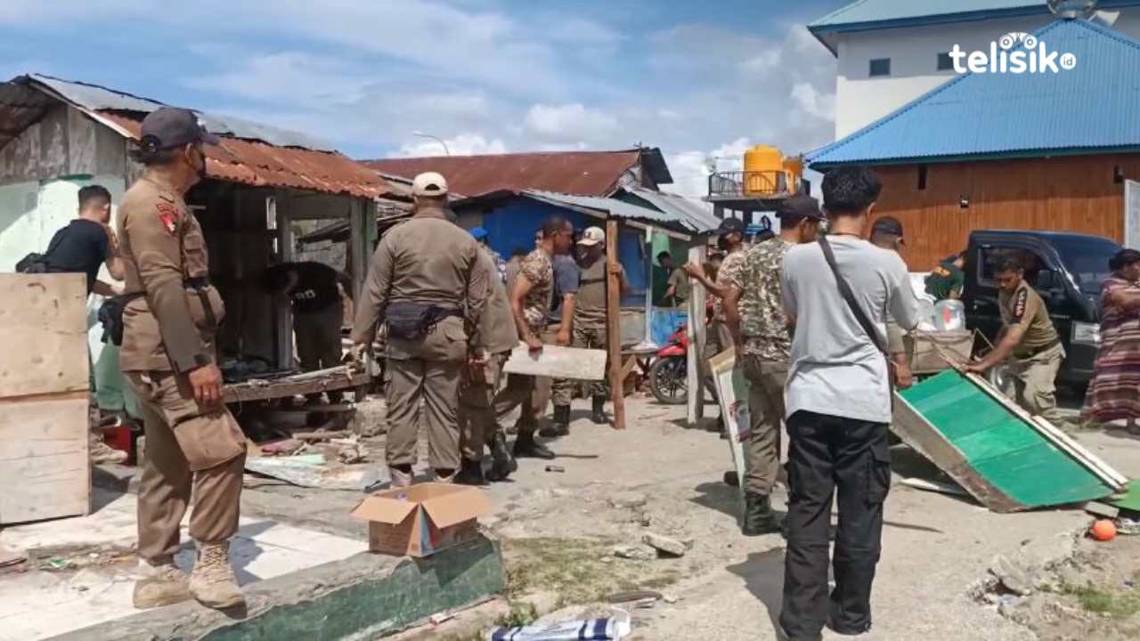 Dianggap Kumuh, Belasan Pemukiman Warga di Kawasan Pantai Kamali Kota Baubau Dibongkar