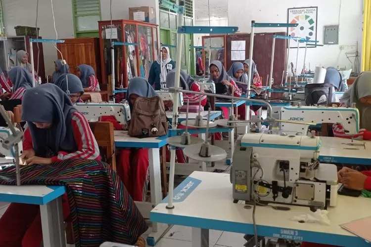 Dikbud Sulawesi Tenggara Dukung Siswa SMK Tunjukkan Kreativitas Desain Seragam Sekolah