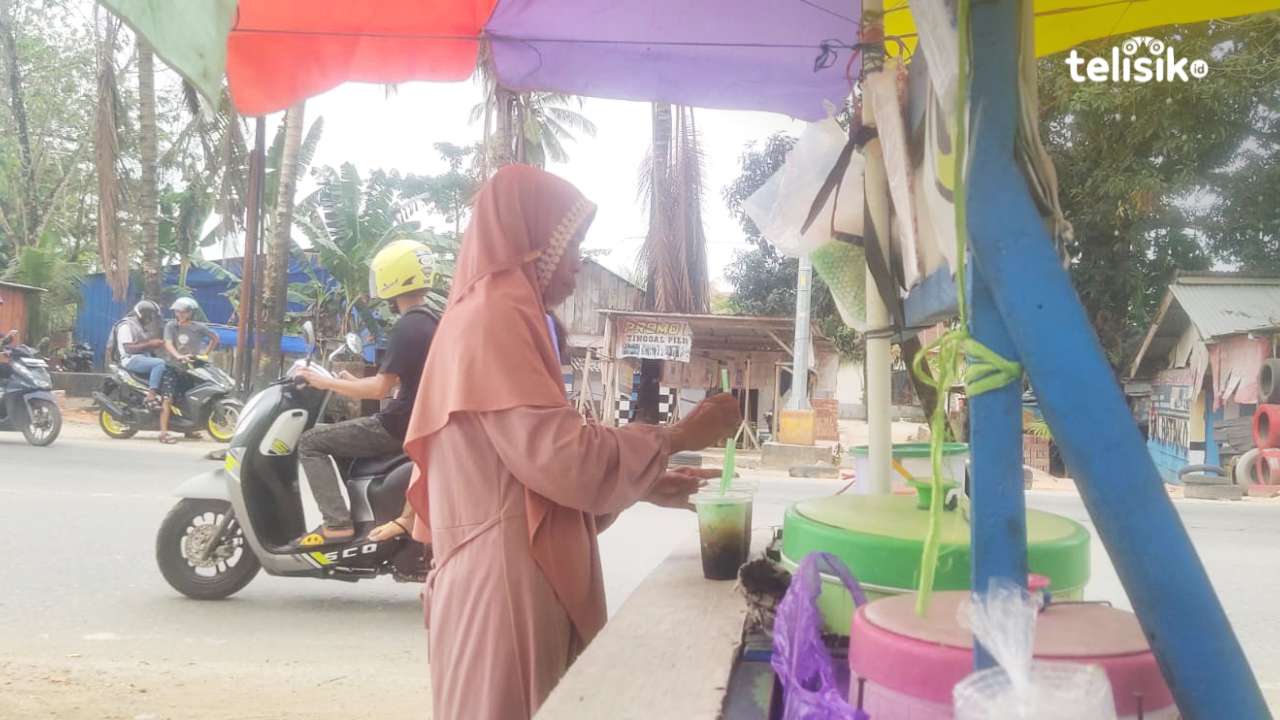 Jadi Tulang Punggung Keluarga, Ibu Ini Rela Rangkap Kerjaan Tukang Sapu dan Penjual Es